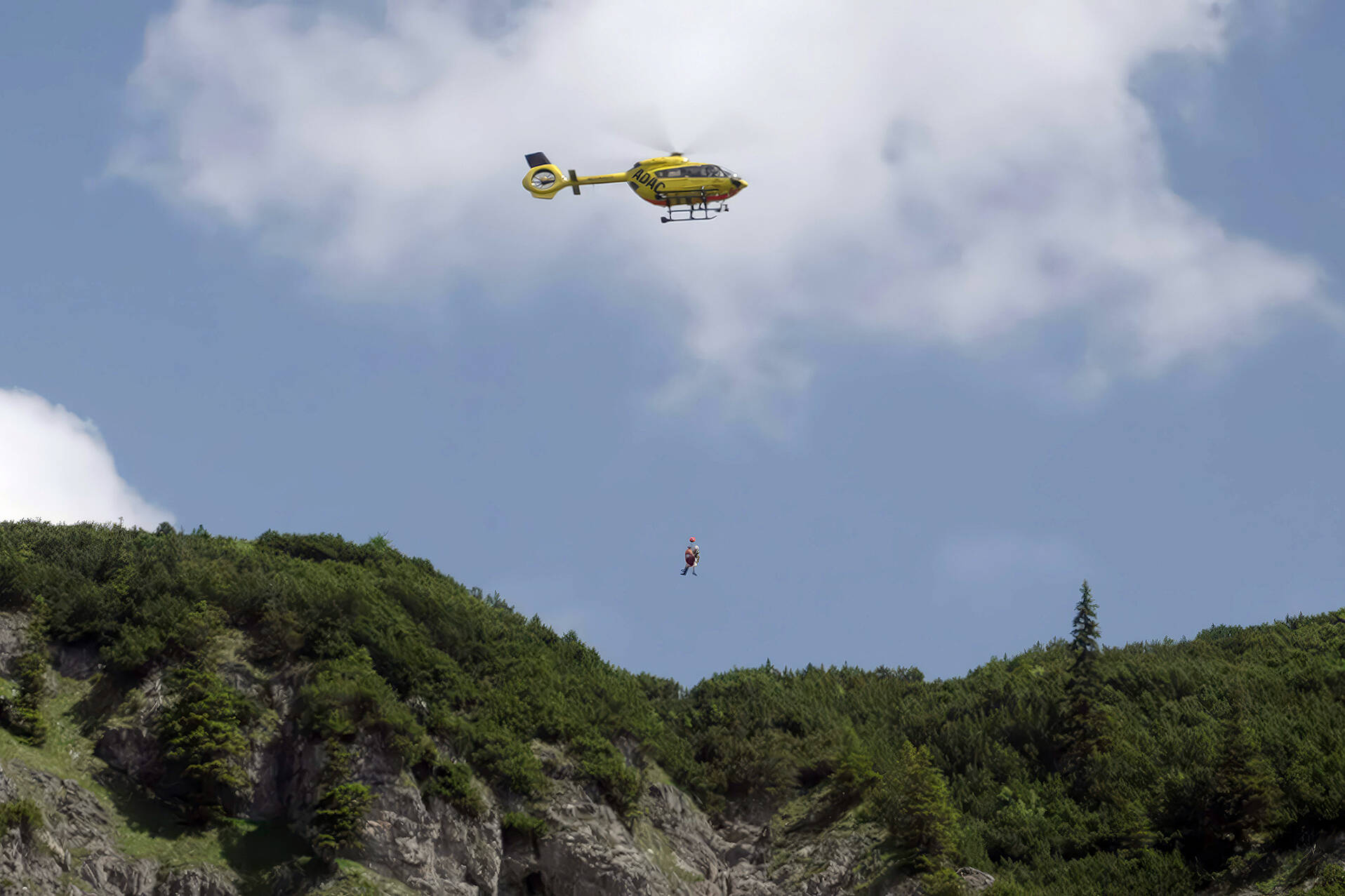 Die Hubschrauber-Crew rettet einen Verletzten aus den Bergen (© ZDF/me:works)