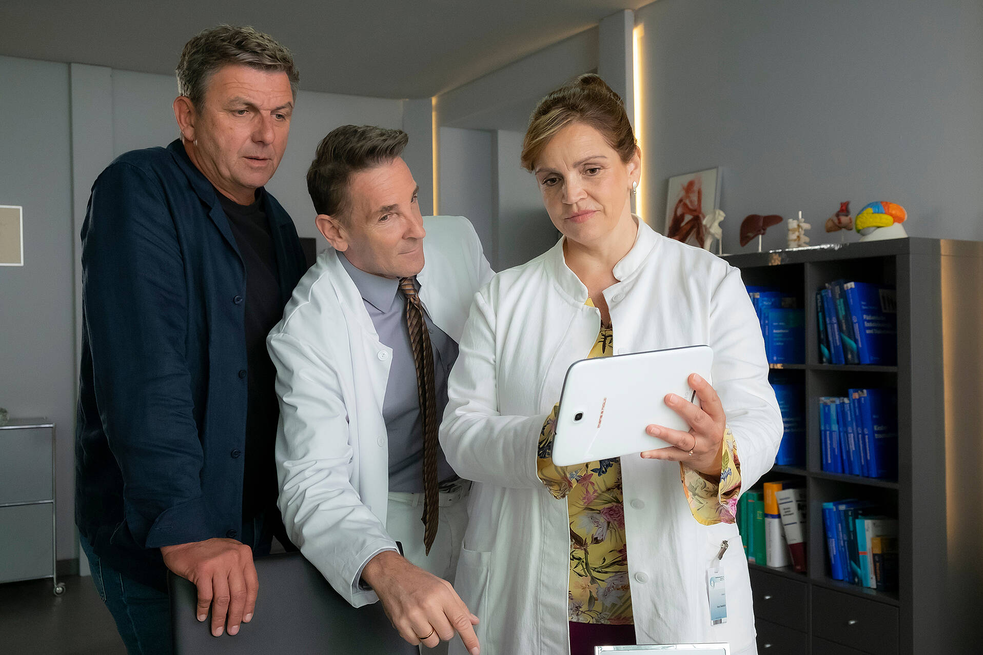 Dr. Martin Gruber (Hans Sigl, l.), Dr. Alexander Kahnweiler (Mark Keller, M.) und Dr. Vera Fendrich (Rebecca Immanuel, r.) stehen vor großen Herausforderungen (© ZDF/Erika Hauri)