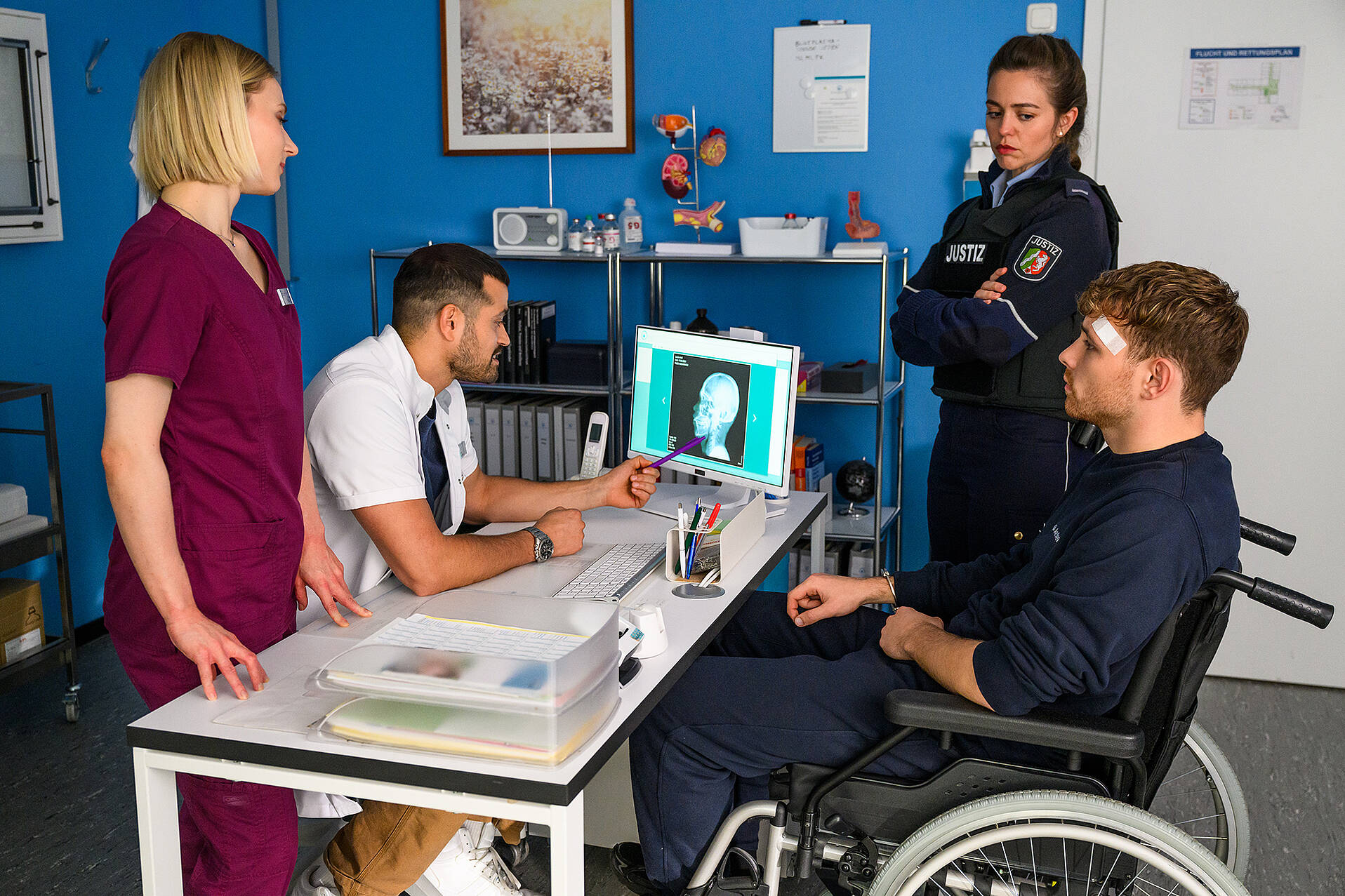 Mia Kunze (Antonia Döring, l.), Dr. Tarik Şahin (Nicolas F. Türksever, 2.v.l.), Olivia Wilcke (Lotte Becker, 2.v.r.), Justin Holl (Brian Rosenkranz, r.) (© ZDF/Willi Weber)