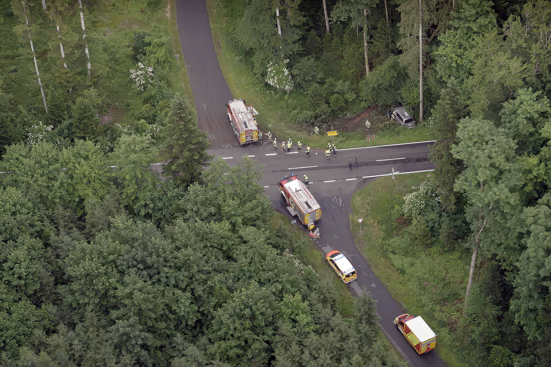 Ein junger Mann ist mit einem Kleinbus gegen einen Baum geprallt. Die ärztliche Versorgung ist vor Ort (© ZDF/me:works)