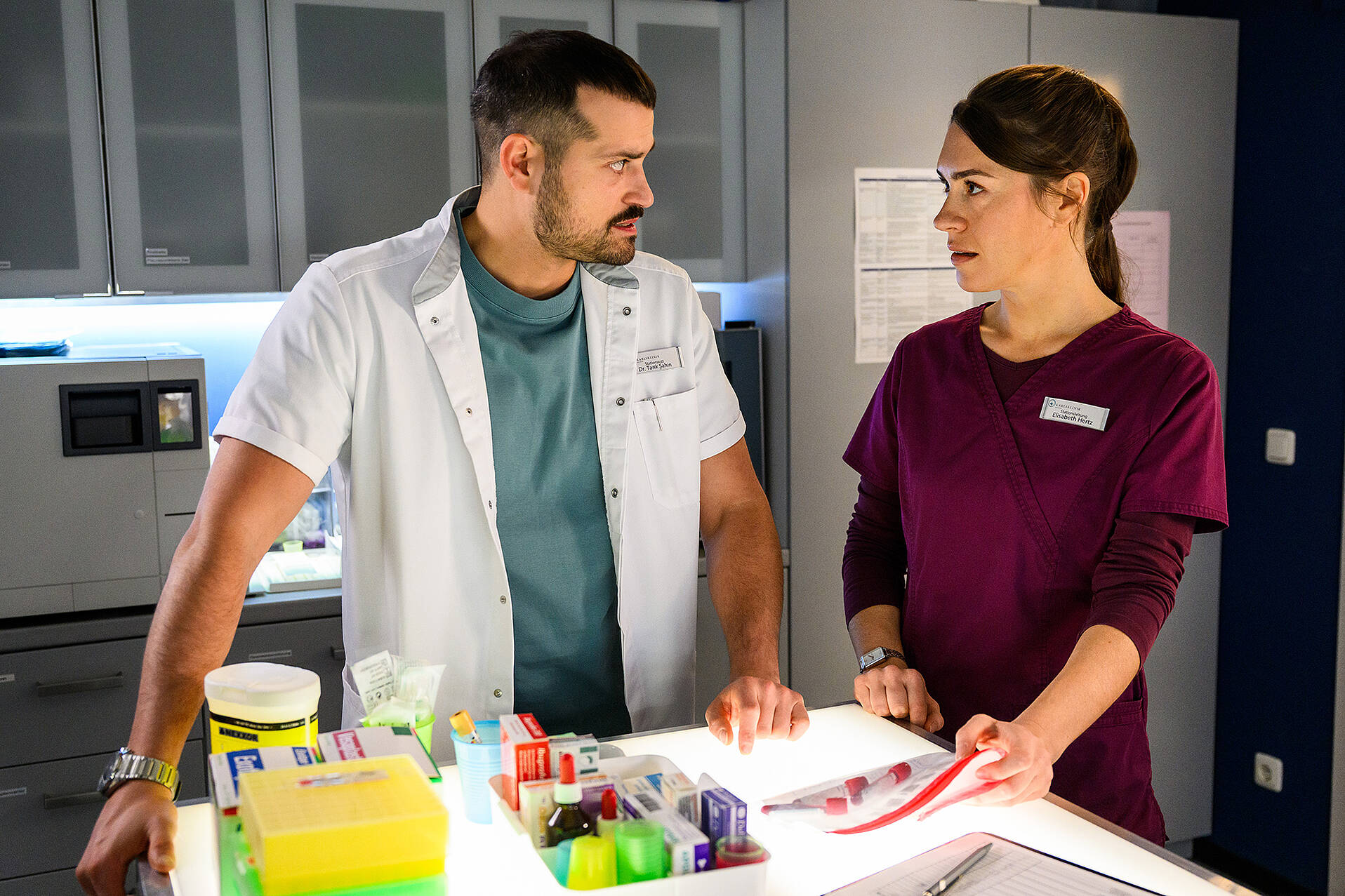 Betty (Henrike Hahn, l.) kritisiert Tareks (Nicolas Fethi Türksever, r.) Erziehungsmethoden, was Tarek gar nicht gut aufnimmt (© ZDF/Willi Weber)