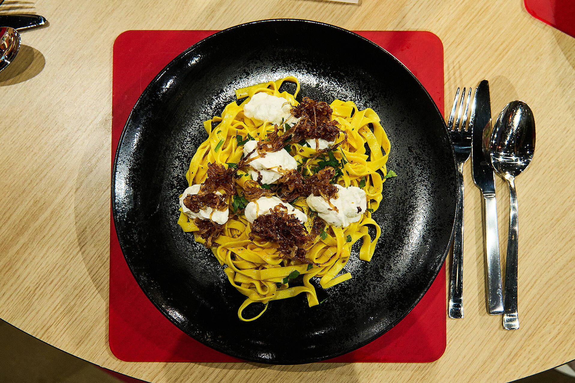Safran-Fettuccine mit Zitronen-Ricottacreme und Chili-Schalotten-Topping von Kandidat Aljoscha Gumnior (© ZDF/Gunnar Nicolaus)