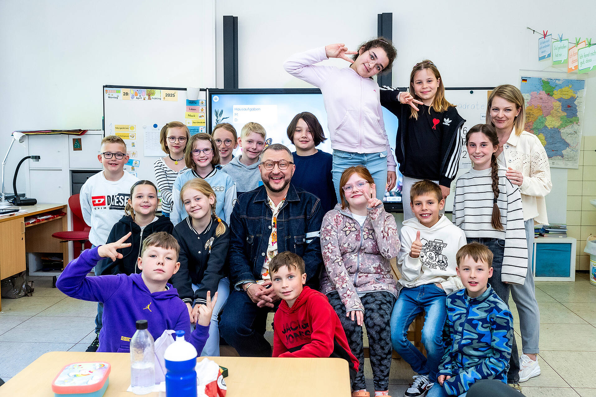 ZDFbesseresser Sebastian Lege inmitten von Kindern der Klasse 4a der Wilhelm-Lehmbruck Grundschule in Dorsten (© ZDF/Katja Inderka)