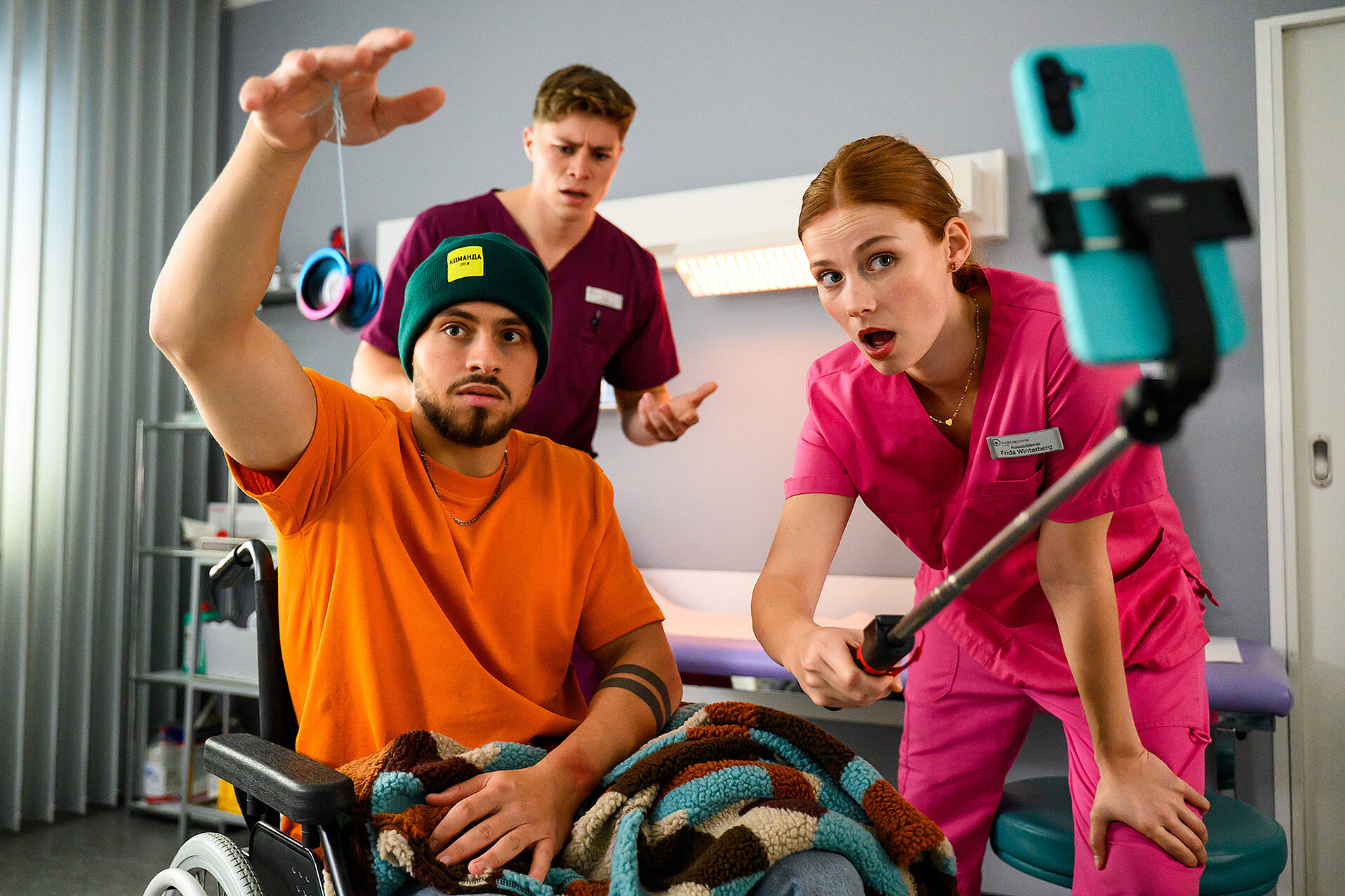 Amirs (Angelo Alabiso, l.) Jo-Jo-Challenge sorgt für Wirbel bei Frida (Johanna Hens, r.) und Ivo (Oscar Nadermann, M.) (© ZDF/Julia Feldhagen)