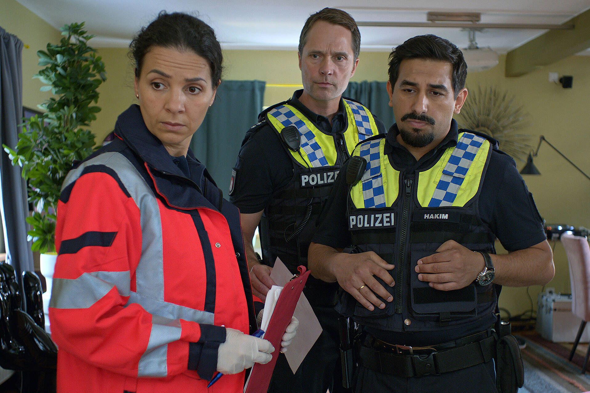 Dr. Jordan (Hanife Sylejmani, l.), Mattes (Matthias Schloo, M.) und Malik (Zejhun Demirov, r.) wundern sich über den Zustand von Karla Marino (© ZDF/Christian Klopp)