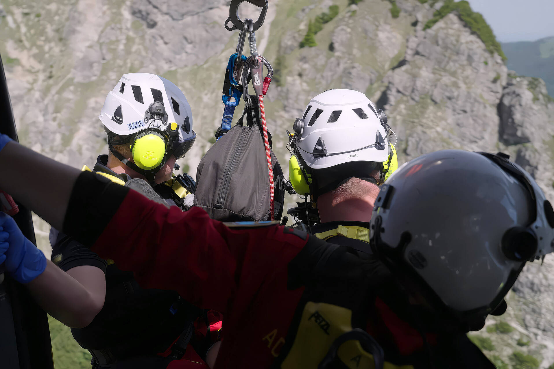 Die Hubschrauber-Crew sucht nach einem Verletzten in den Bergen (© ZDF/me:works)