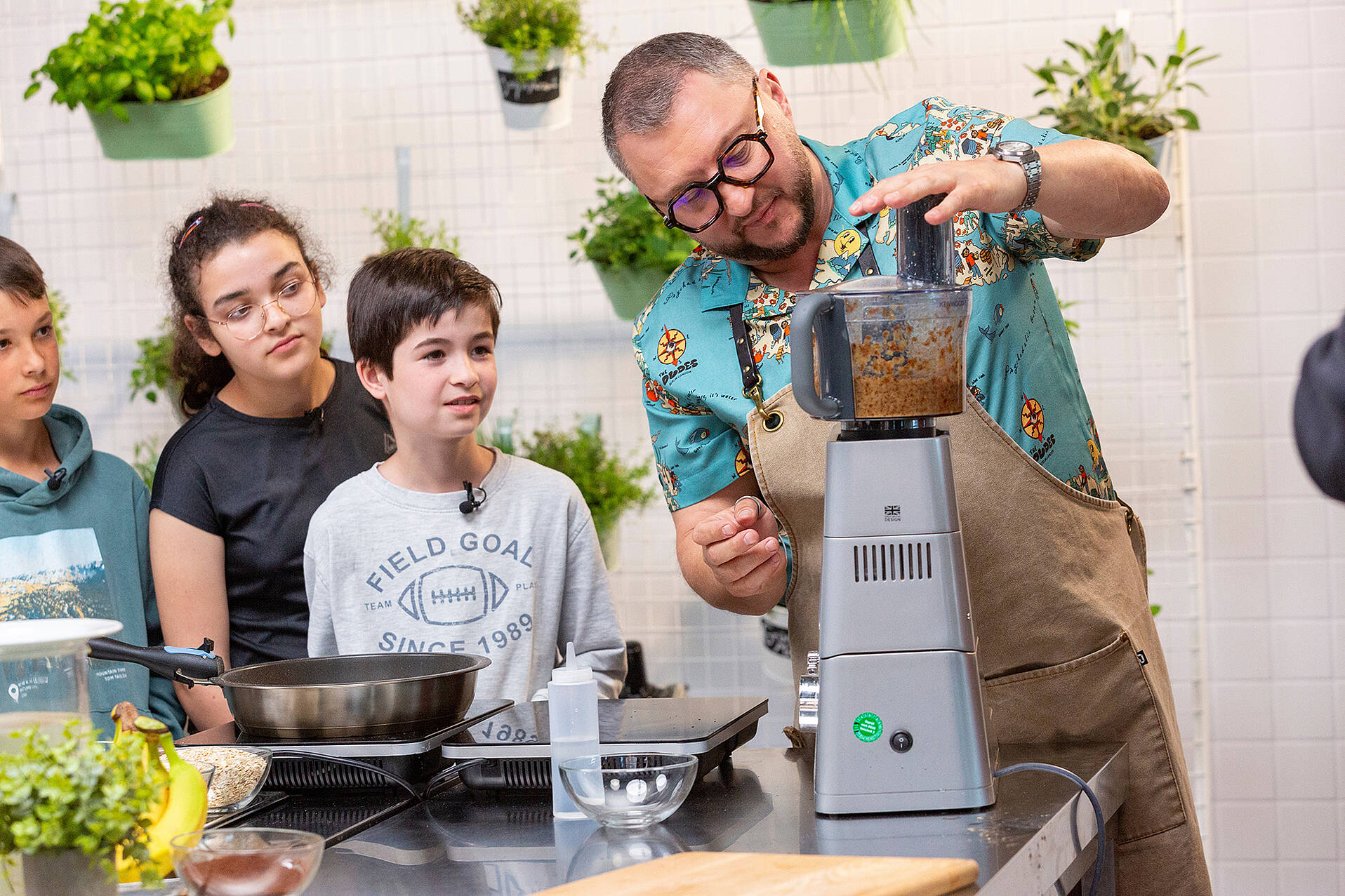 ZDFbesseresser Sebastian Lege mit Kindern der Wilhelm-Lehmbruck-Schule in seiner Küche (© ZDF/Katja Inderka)