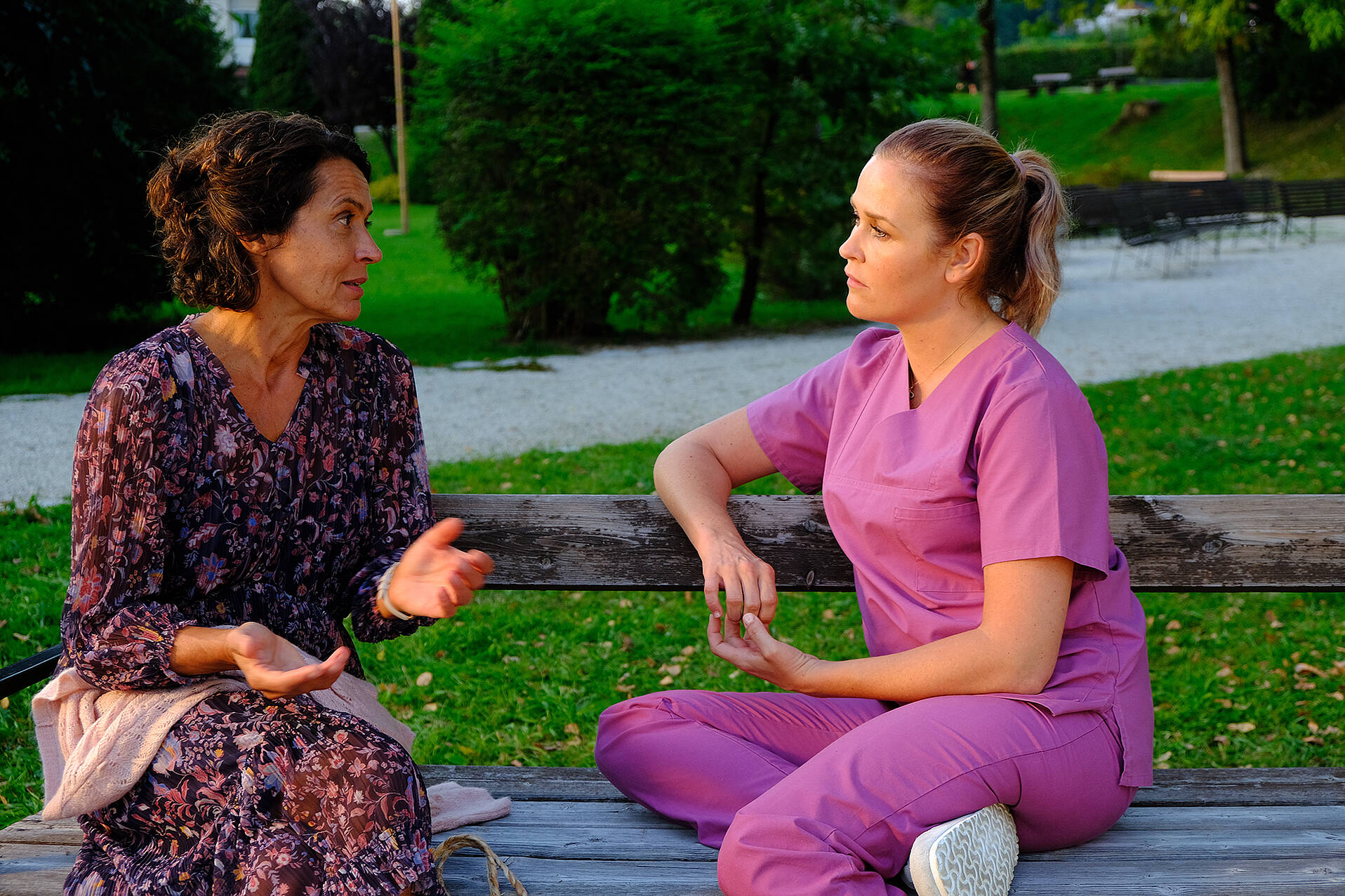Regine Moosleitner (Ulrike Folkerts, l.) erklärt Lena Lorenz (Judith Hoersch, r.), warum sie eine Mutterschaft ihrer eigenen Tochter skeptisch sieht (© ZDF/Kerstin Stelter)