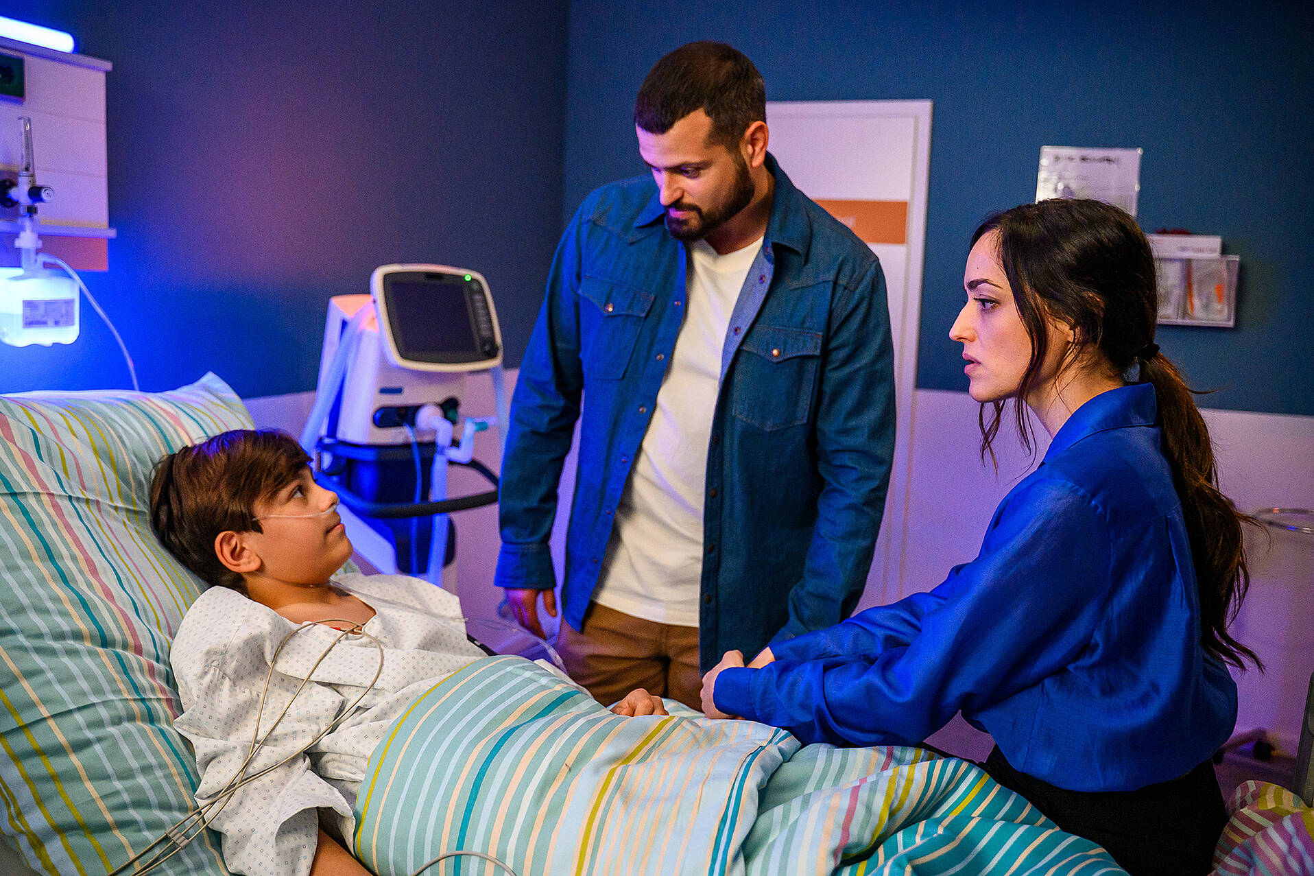 Nico Sahin (Caspar Boecken, l.), Dr. Tarik Sahin (Nicolas F. Türksever, M.), Elin Sahin (Céline Yildirim, r.) (© ZDF/Julia Feldhagen)