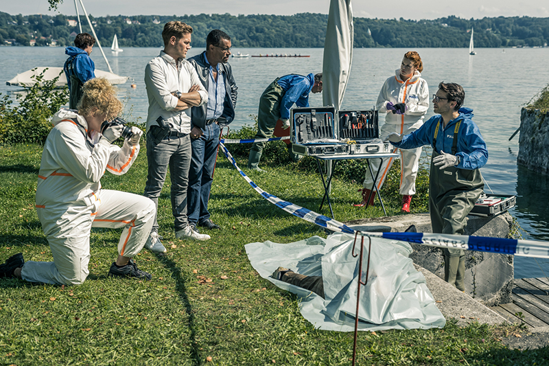 Dominik Morgenstern (Joscha Kiefer, l.), Franz Ainfachnur (Christofer v. Beau, 2.v.l.), Billie Curio (Sina Reiß, 2.v.r.) und Dr. Weissenböck (Florian Odendahl, r.) (© ZDF/Markus Sapper)